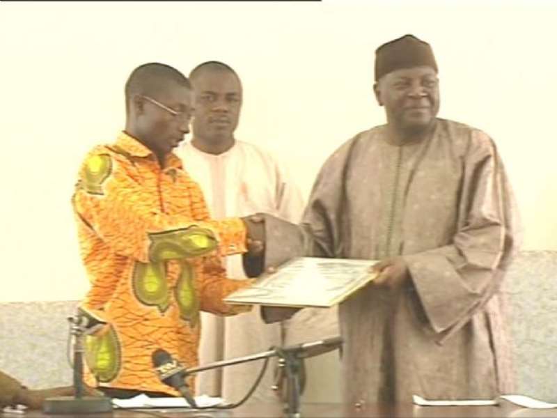 veep recieve eecrtificate of credence